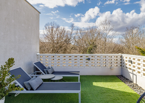 Na prenájom dizajnový 3-izbový byt so 45m2 terasou v Stupave