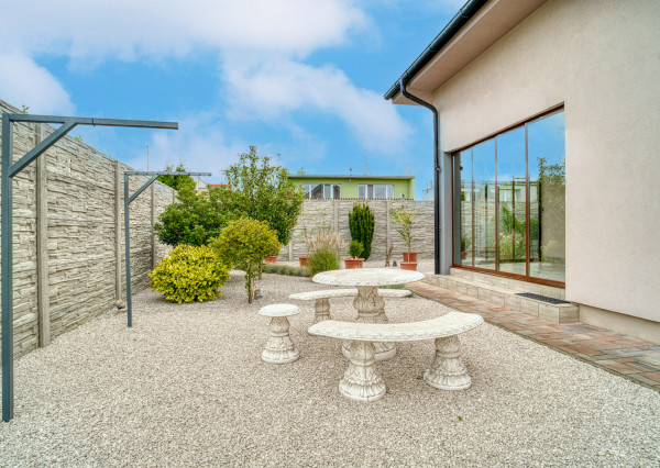 Na predaj rodinný dom s rozľahlým pozemkom v Kostolišti