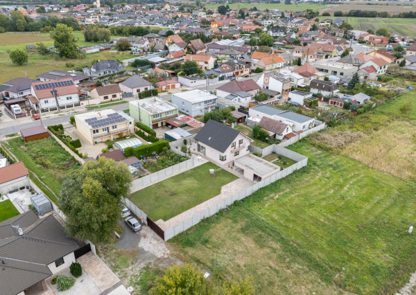 Na predaj rodinný dom s rozľahlým pozemkom v Kostolišti