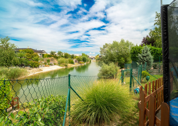 Na predaj dom so vstupom do súkromného jazera v Hrubej Borši