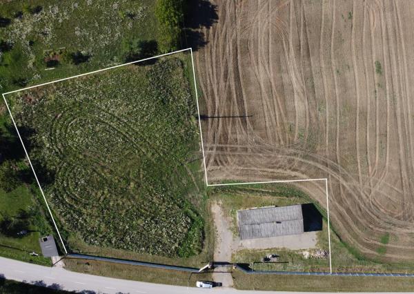 Na predaj stavebný pozemok s vínnym domom blízko Podhájskej