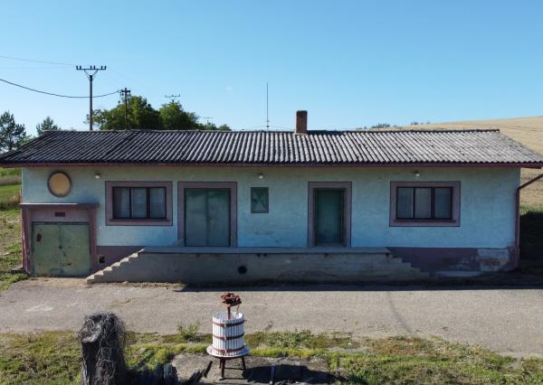 Na predaj stavebný pozemok s vínnym domom blízko Podhájskej