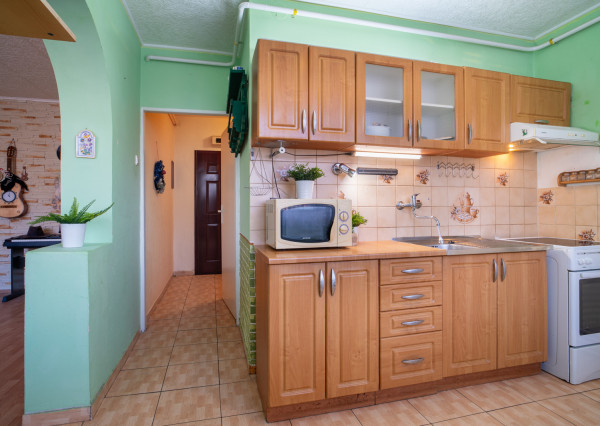 Na predaj zariadený 2-izbový byt s 2 balkónmi a pivnicou v meste Šaštín-Stráže