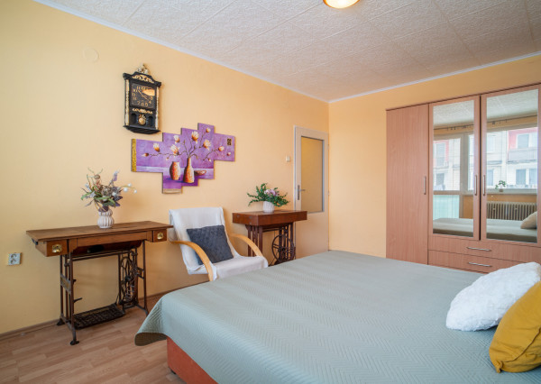 Na predaj zariadený 2-izbový byt s 2 balkónmi a pivnicou v meste Šaštín-Stráže