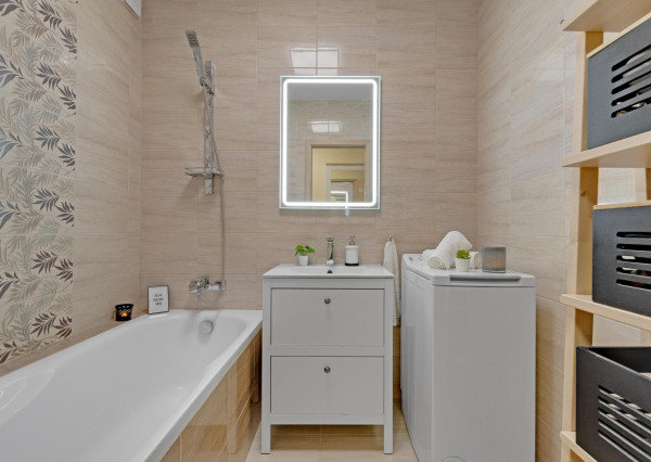 Moderný a svetlý byt, v ktorom je všetko pripravené na okamžité nasťahovanie.