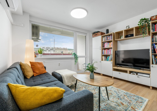 Zrekonštruovaný 3-izbový byt s veľkou dennou zónou v tehlovom dome