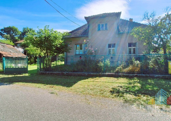 REZERVOVANÉ..Na predaj rodinný 2-izbový domček v pôvodnom stave – Zlatníky, okr. Bánovce nad Bebravou, pozemok 1200 m², tichá ulica, krásne prostredie