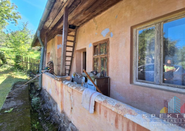 REZERVOVANÉ..Na predaj rodinný 2-izbový domček v pôvodnom stave – Zlatníky, okr. Bánovce nad Bebravou, pozemok 1200 m², tichá ulica, krásne prostredie