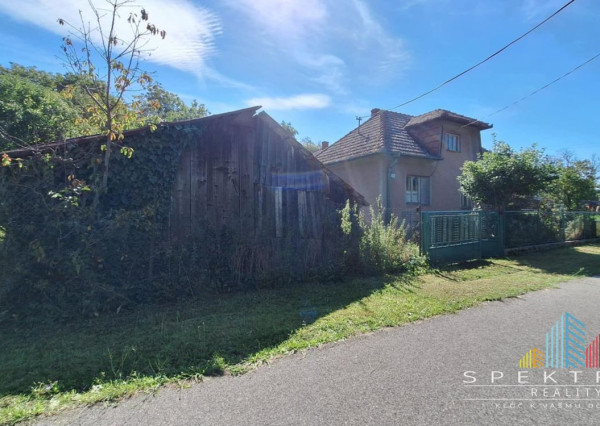 REZERVOVANÉ..Na predaj rodinný 2-izbový domček v pôvodnom stave – Zlatníky, okr. Bánovce nad Bebravou, pozemok 1200 m², tichá ulica, krásne prostredie