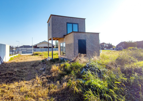 Na predaj stavebný pozemok s rozostavaným drevodomom v obci Lehnice - Sása