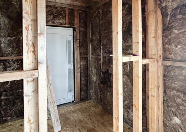 Na predaj stavebný pozemok s rozostavaným drevodomom v obci Lehnice - Sása