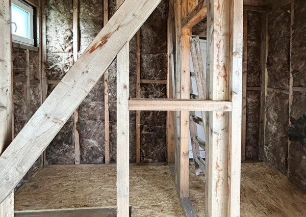 Na predaj stavebný pozemok s rozostavaným drevodomom v obci Lehnice - Sása