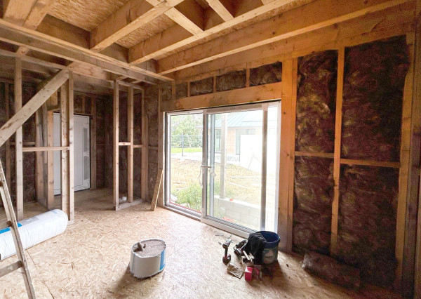 Na predaj stavebný pozemok s rozostavaným drevodomom v obci Lehnice - Sása