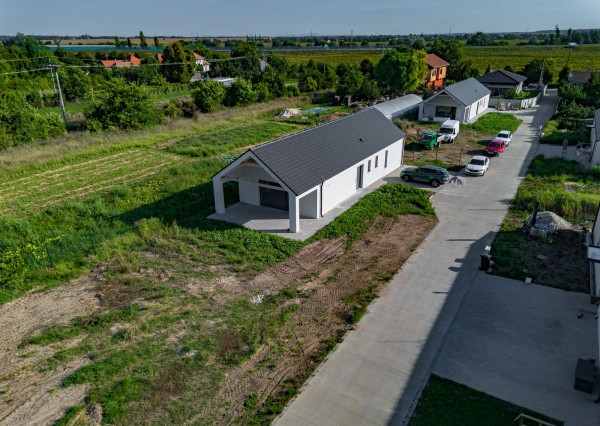 REZERVOVANÉ: Na predaj moderný 4-izbový rodinný dom v Šoporni