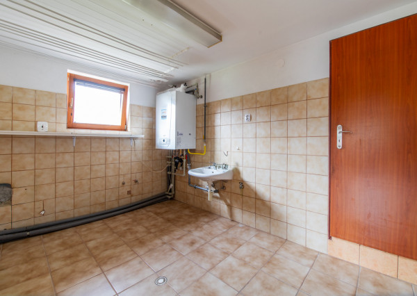 Na predaj priestranný rodinný dom s veľkým pozemkom v Loku pri Leviciach