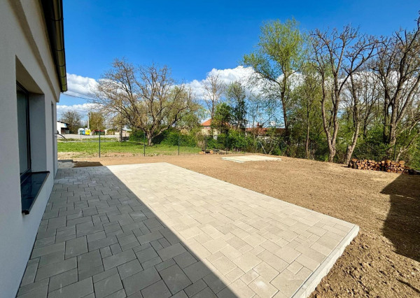 PREDAJ -Exkluzívna ponuka  3i RD - kompletná rekonštrukcia, terasa, pozemok 450m2 - Bánovcen/B / Biskupice