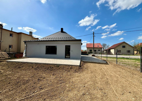 PREDAJ -Exkluzívna ponuka  3i RD - kompletná rekonštrukcia, terasa, pozemok 450m2 - Bánovcen/B / Biskupice