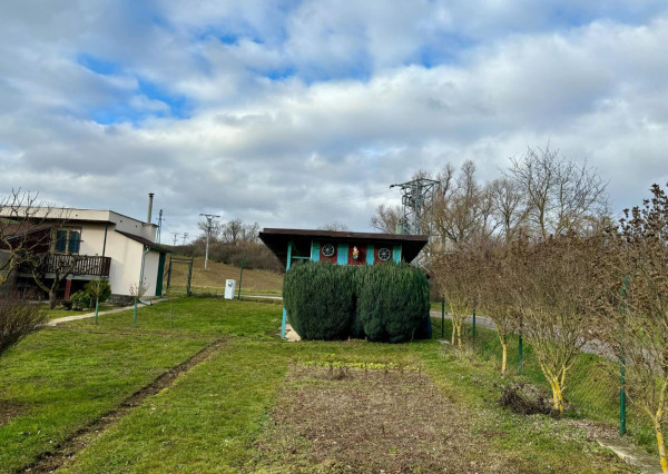 Exkluzívne na predaj  záhrada s chatkou v Bánovciach n/B