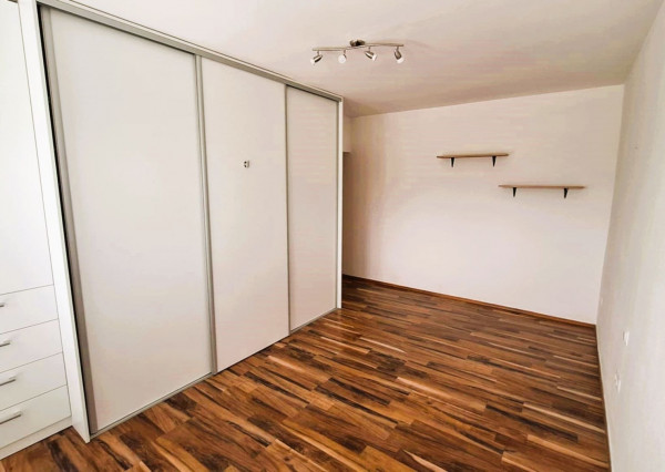 Rezervované...TOP/ Rybany - 2 izbový byt s loggiou a s garážou