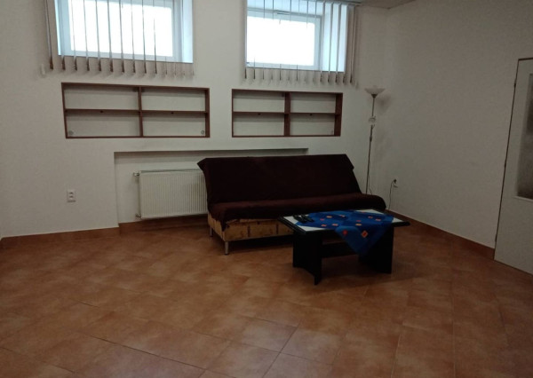 Na prenájom 2 izbový atypický byt v centre mesta BN