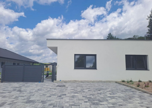 Exkluzívne iba u nás krásna novostavba v obci Uhrovec - dokončenie koniec augusta 2025