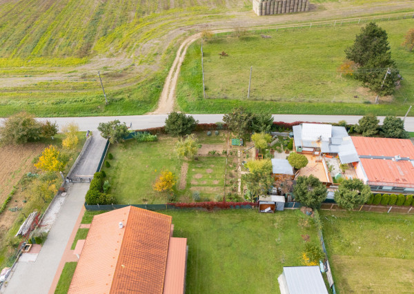 Na predaj stavebný pozemok - Pravotice 760m2