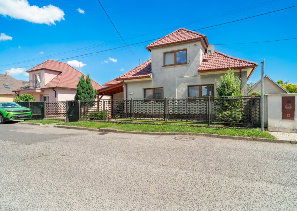 REZERVOVANÉ: Na predaj rodinný dom s potenciálom v srdci Rovinky