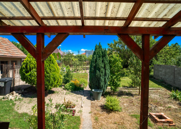 REZERVOVANÉ: Na predaj rodinný dom s potenciálom v srdci Rovinky