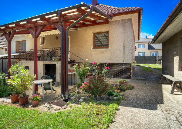 REZERVOVANÉ: Na predaj rodinný dom s potenciálom v srdci Rovinky