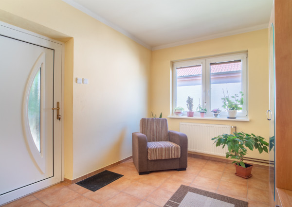 REZERVOVANÉ: Na predaj rodinný dom s potenciálom v srdci Rovinky