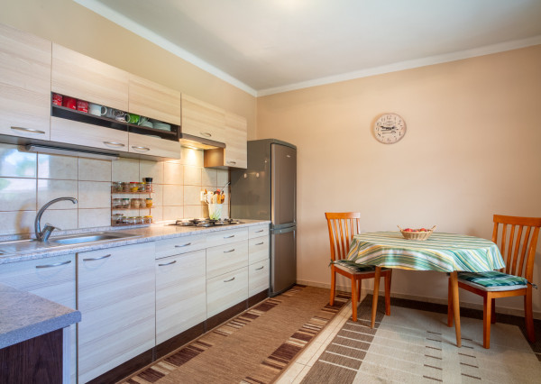 REZERVOVANÉ: Na predaj rodinný dom s potenciálom v srdci Rovinky