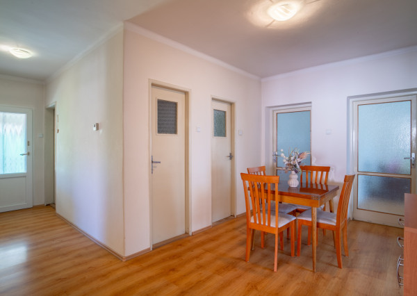 REZERVOVANÉ: Na predaj rodinný dom s potenciálom v srdci Rovinky