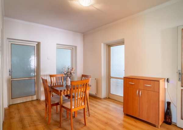 REZERVOVANÉ: Na predaj rodinný dom s potenciálom v srdci Rovinky