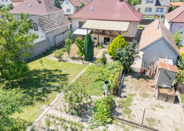 REZERVOVANÉ: Na predaj rodinný dom s potenciálom v srdci Rovinky