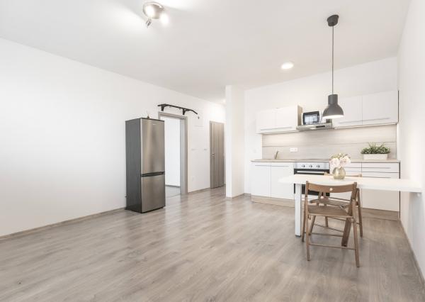 REZERVOVANÉ: Na prenájom 2-izbový byt s loggiou a parkovaním - Hviezdoslavov