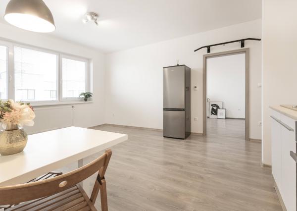 REZERVOVANÉ: Na prenájom 2-izbový byt s loggiou a parkovaním - Hviezdoslavov