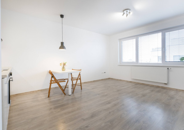 REZERVOVANÉ: Na prenájom 2-izbový byt s loggiou a parkovaním - Hviezdoslavov