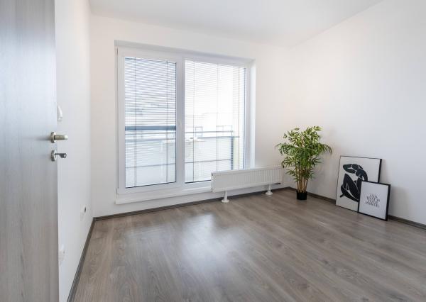 REZERVOVANÉ: Na prenájom 2-izbový byt s loggiou a parkovaním - Hviezdoslavov