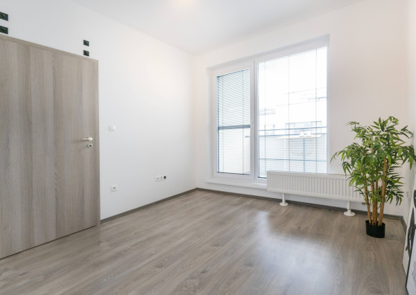 REZERVOVANÉ: Na prenájom 2-izbový byt s loggiou a parkovaním - Hviezdoslavov