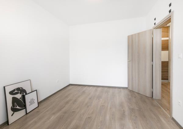 REZERVOVANÉ: Na prenájom 2-izbový byt s loggiou a parkovaním - Hviezdoslavov