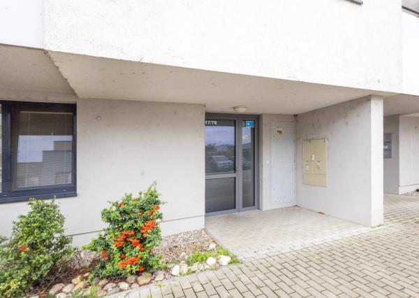 REZERVOVANÉ: Na prenájom 2-izbový byt s loggiou a parkovaním - Hviezdoslavov