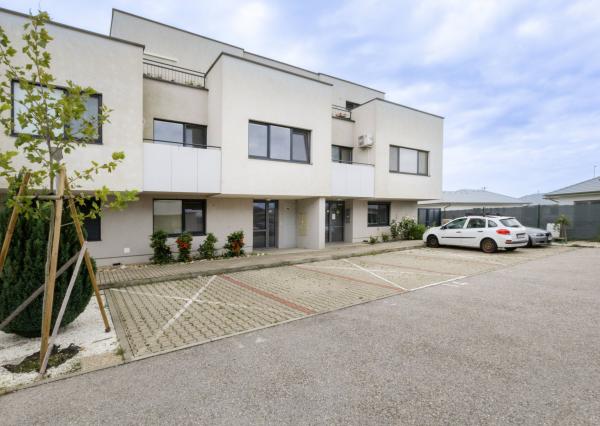 REZERVOVANÉ: Na prenájom 2-izbový byt s loggiou a parkovaním - Hviezdoslavov