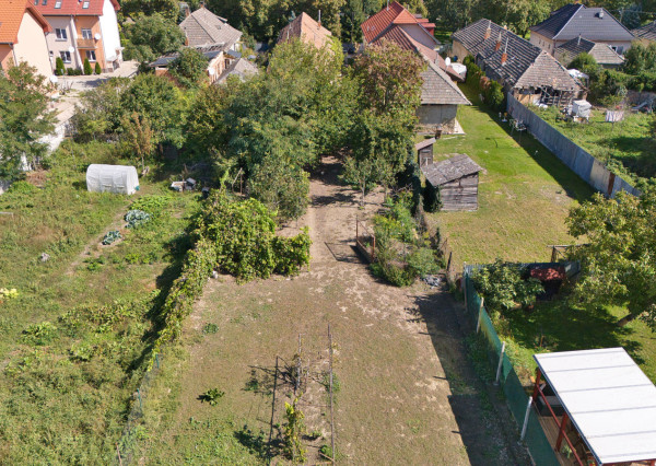 Na predaj pozemok so starším domom v obci Selice