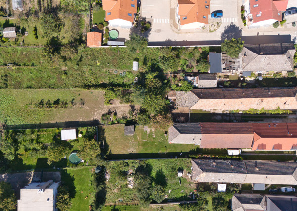 Na predaj pozemok so starším domom v obci Selice