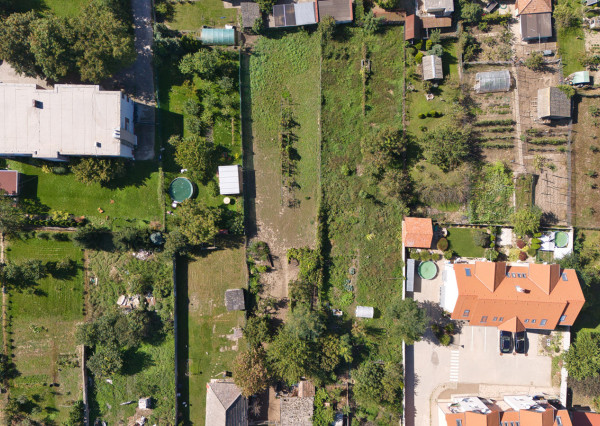 Na predaj pozemok so starším domom v obci Selice