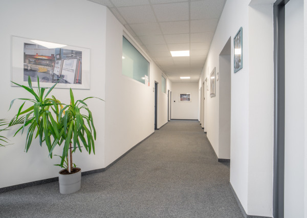 Na predaj priemyselný objekt s investičným potenciálom v Senci