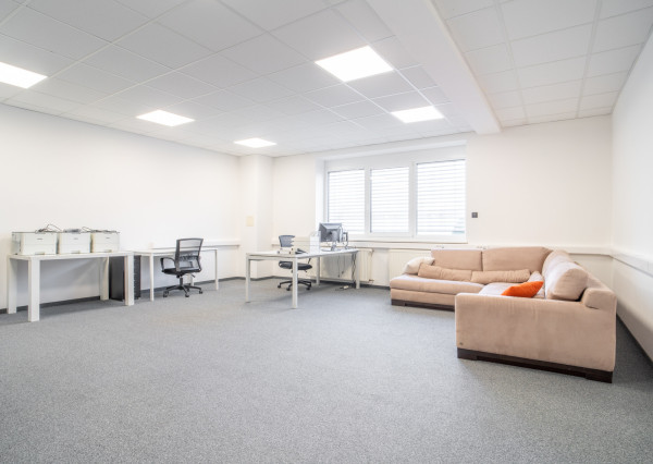 Na predaj priemyselný objekt s investičným potenciálom v Senci