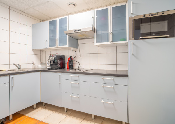 Na predaj priemyselný objekt s investičným potenciálom v Senci