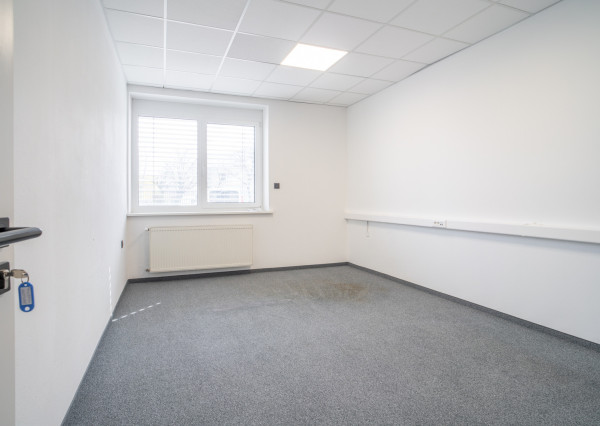 Na predaj priemyselný objekt s investičným potenciálom v Senci