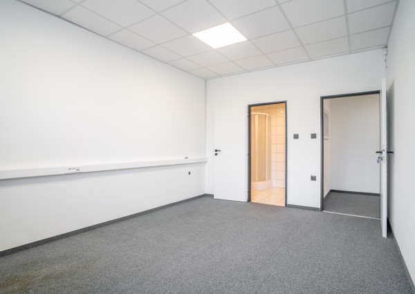 Na predaj priemyselný objekt s investičným potenciálom v Senci